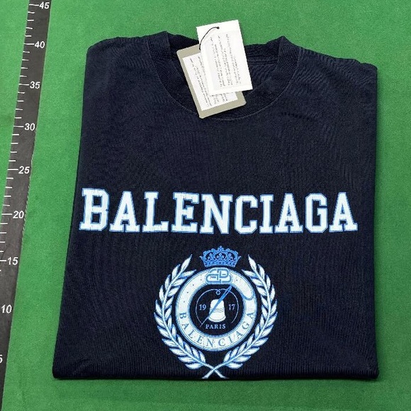 Tshirts/ Hoodies/Crewnecks sweaters/ Jackets & etc. - Picture 6 of 12